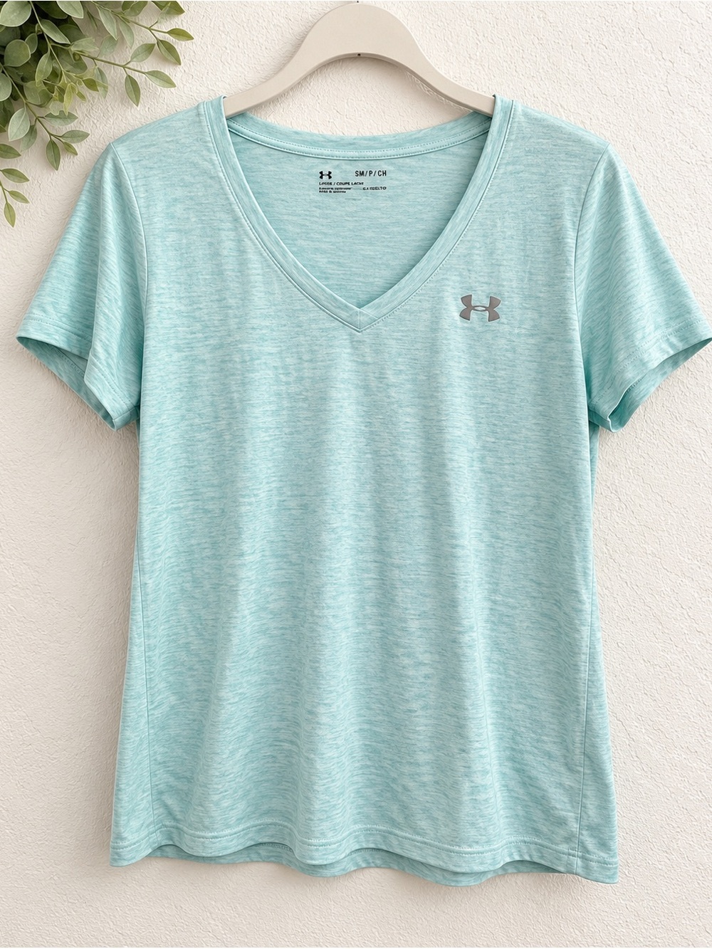 Under armor v neck loose fit tee Q